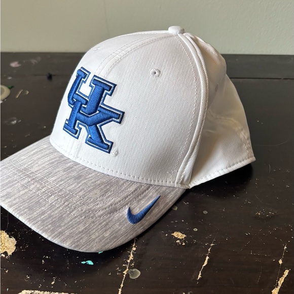 Nike Dri-Fit UK Cap White & Blue Retailed at $20 - AT LOWEST RECOMMENDED LISTING - Picture 2 of 5